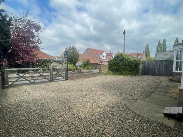 FRONT GARDEN & DRIVEWAY