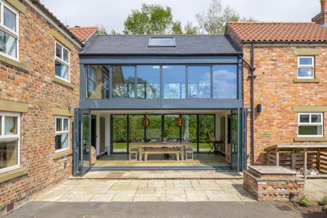 6 bed Detached for sale Image 8