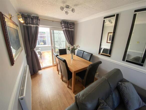 OPEN PLAN LOUNGE/ DINING ROOM