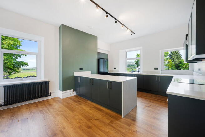 5 bed Detached to rent Image 7