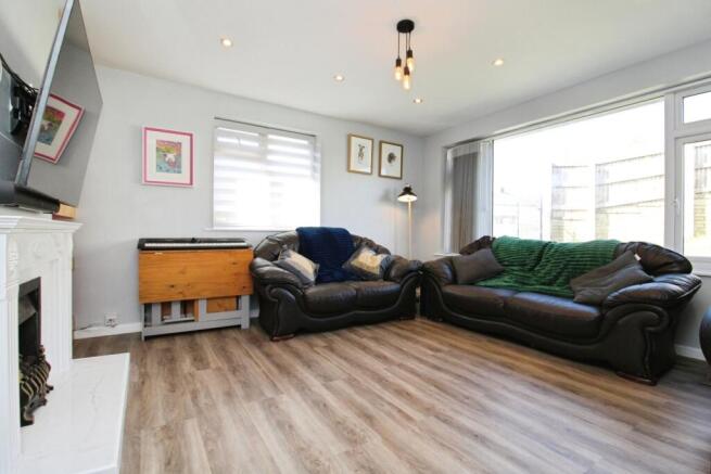 2 bed Semi-Detached Bungalow to rent Image 4