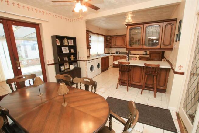 LARGE DINING KITCHEN