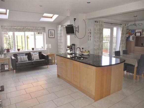 Open Plan Kitchen / 
