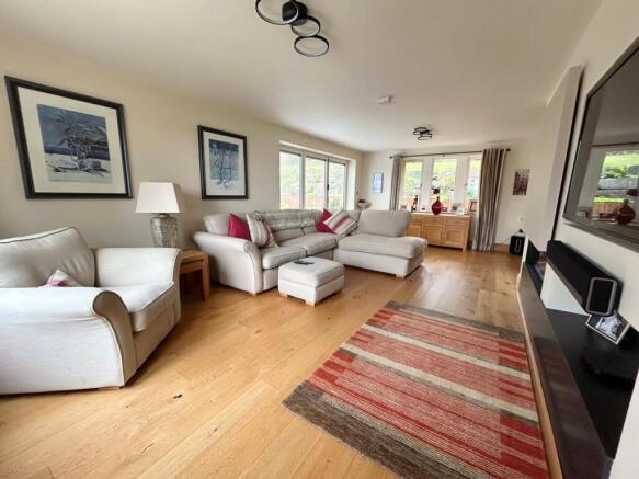 5 bed Detached for sale Image 9