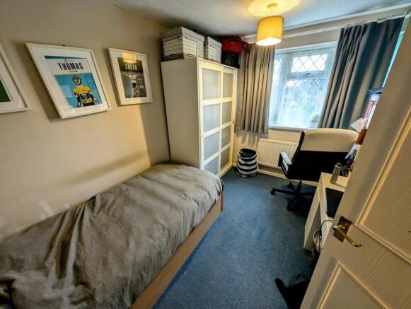 37 Cheshire Close bed 2.jpg