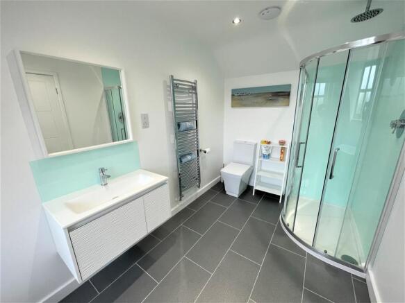 FOUR PIECE EN-SUITE
