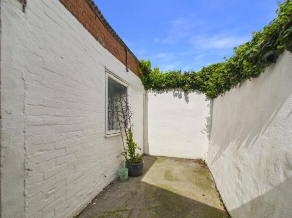 3 bed Terraced for sale Image 11