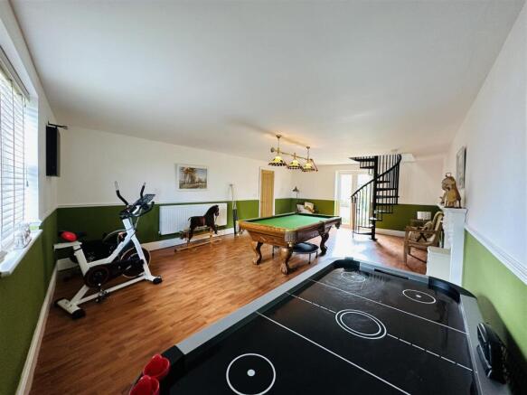 5 bed Barn Conversion for sale Image 10