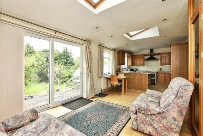 4 bed Semi-Detached for sale Image 8