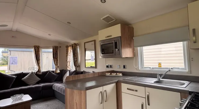 Open-plan kitchen and lounge in the Willerby Rio P