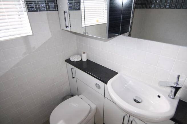 2 bed Semi-Detached Bungalow to rent Image 10