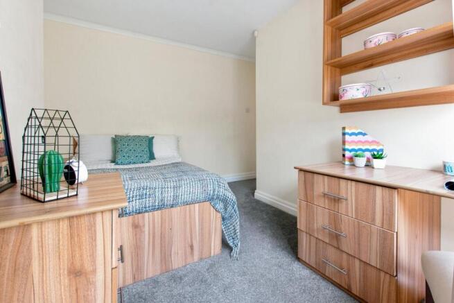 4 bed House to rent Image 6