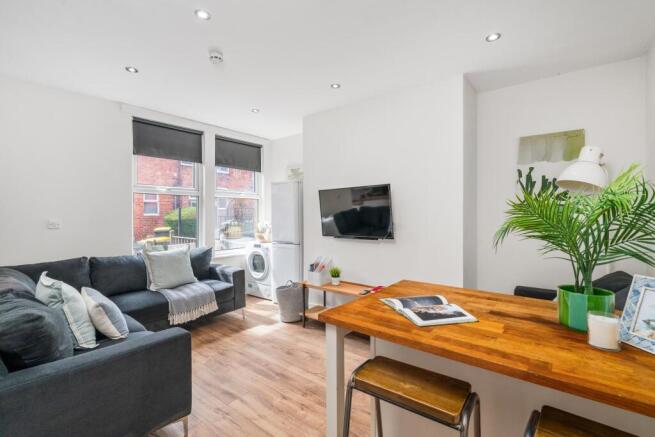 8 bed House to rent in leeds