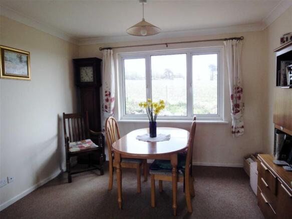 LOUNGE/DINING ROOM: