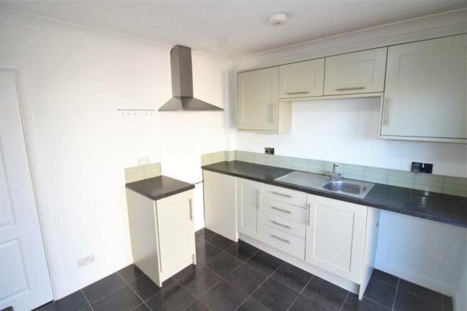 12 Brafferton Dr-Kit2.JPG