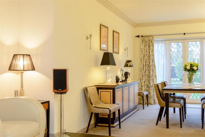 8374493-interior10.jpg