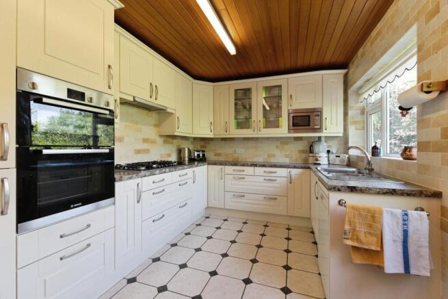 5 bed Detached for sale Image 8