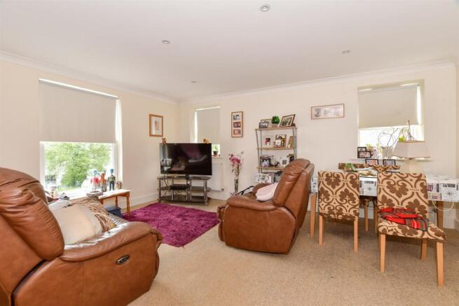 Lounge/Dining Area