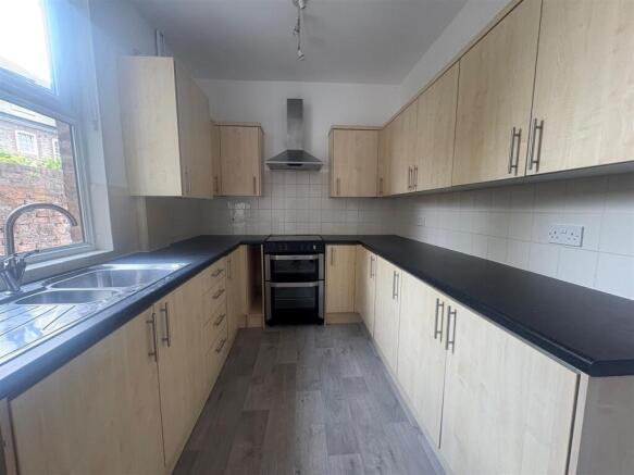 4 bed Terraced to rent Image 4