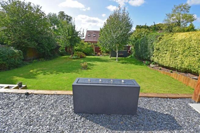 8 Hanbury Road, garden fountain.jpg