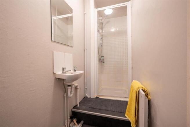 6 bed House to rent Image 11