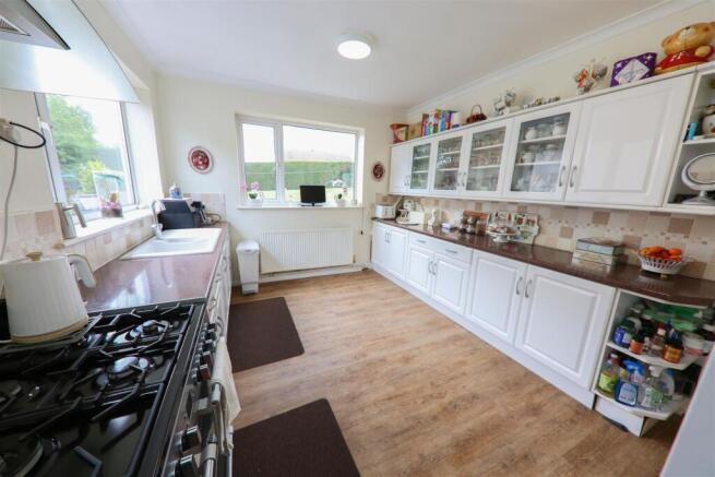 4 bed Detached for sale Image 10