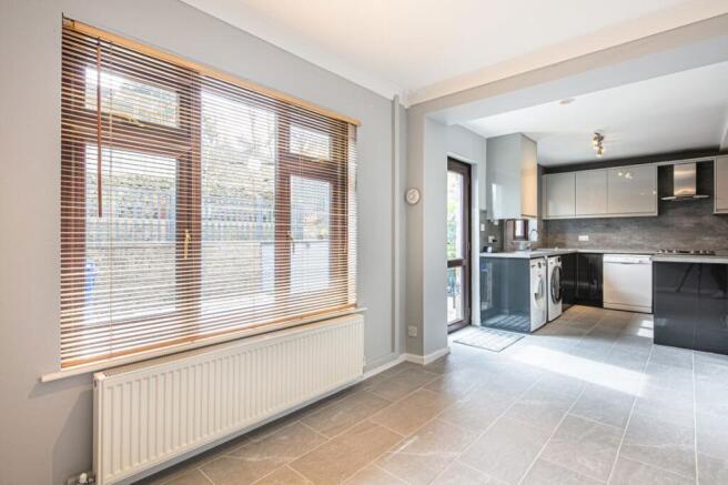 4 bed Semi-Detached to rent Image 5