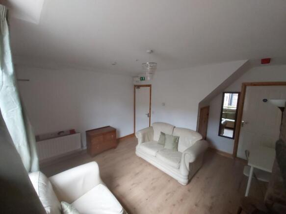 1 bed Ground Flat to rent Image 5