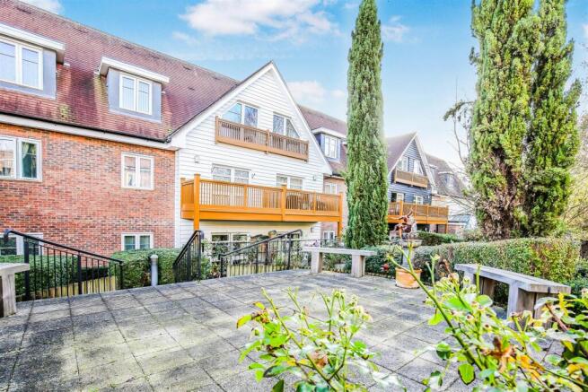 1-bed house on Mickleham Gardens, Cheam, £300,000