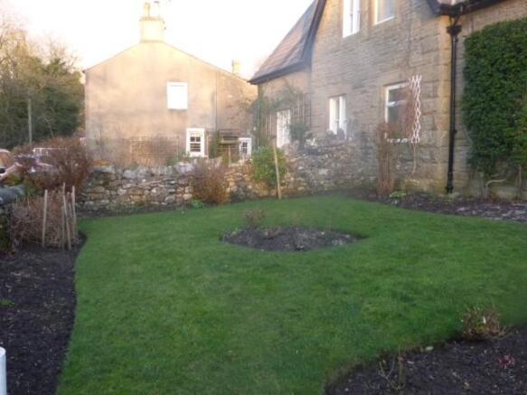 Garden to the front