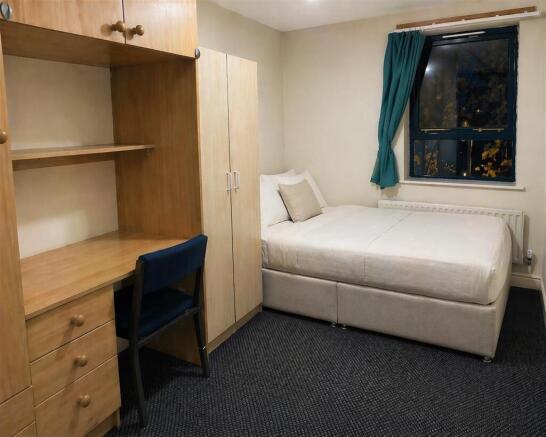 4 bed Flat to rent Image 5