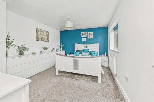 5 bed Detached for sale Image 9