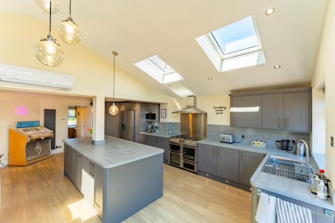 5 bed Detached for sale Image 5