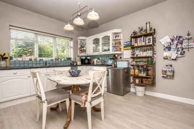 4 bed Semi-Detached for sale Image 4