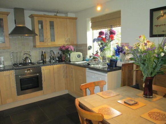 KITCHEN/DINING