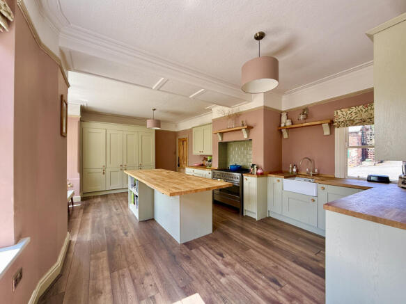 4 bed Detached for sale Image 9