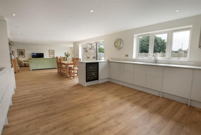 4 bed Detached for sale Image 11