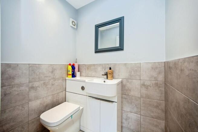 4 bed House to rent Image 10