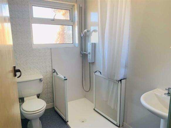 SHOWER ROOM: