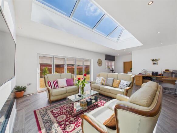 5 bed Detached for sale Image 7