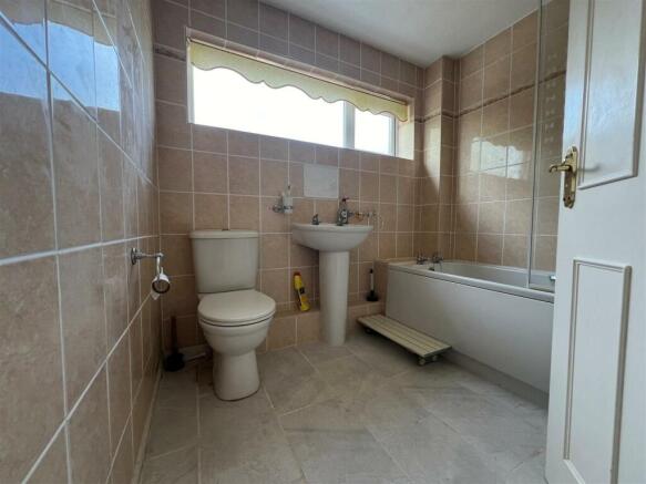 Main bathroom.jpg
