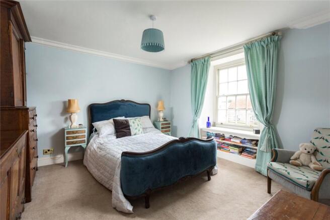 5 bed Detached for sale Image 9
