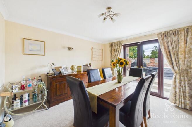5 bed Detached for sale Image 9