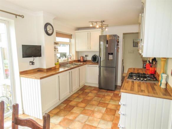 KITCHEN/DINING ROOM
