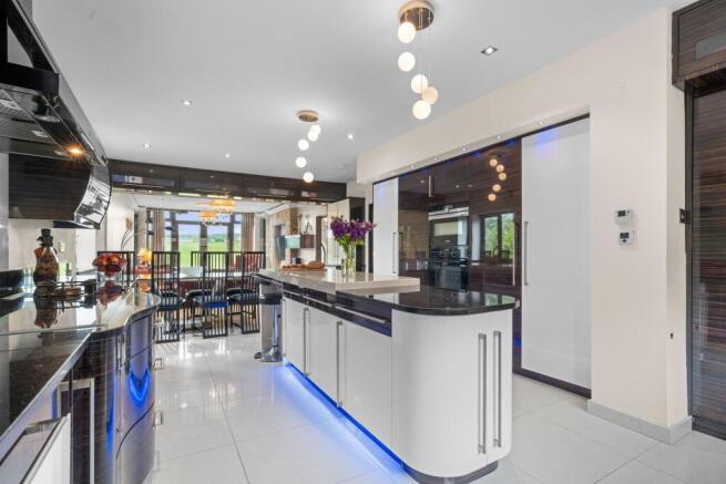 5 bed Detached for sale Image 5