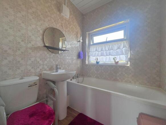 3 bed Semi-Detached for sale Image 9