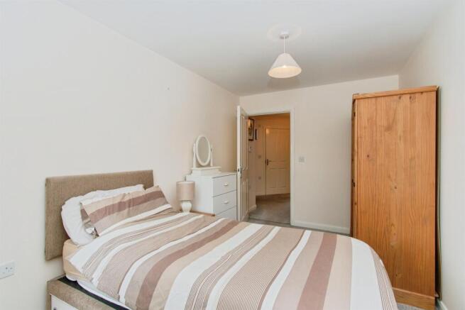 3 bed Ground Flat for sale Image 12