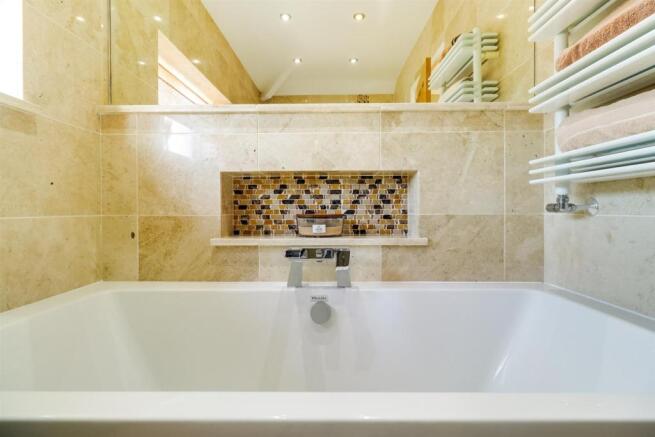 LUXURY HOUSE BATHROOM