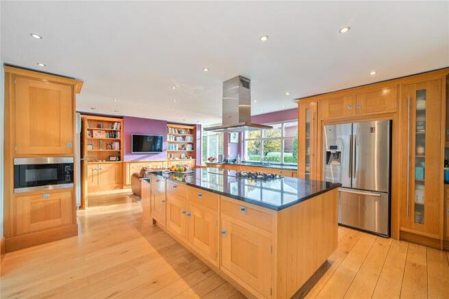 5 bed Detached for sale Image 8
