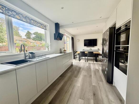 KITCHEN & DINING ROOM